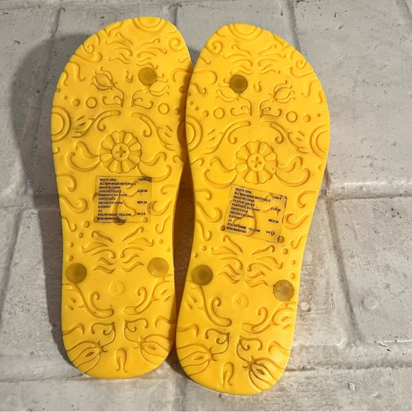 STUART WEITZMAN Girls Youth Kids Size 4 Yellow Flip Flop Slippers - Picture 4 of 9